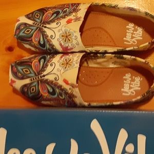 Yes We Vibe butterfly shoes size 8M